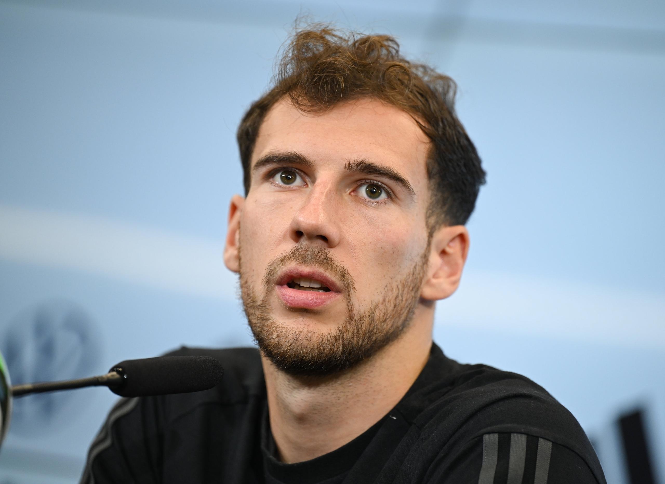 15.11.2023, Hessen, Frankfurt/Main: Fußball: Nationalmannschaft, Deutschland vor dem Länderspiel gegen die Türkei und Österreich. Nationalspieler Leon Goretzka spricht im Anschluss an das Training der Nationalmannschaft auf dem DFB-Campus während der Pressekonferenz. 