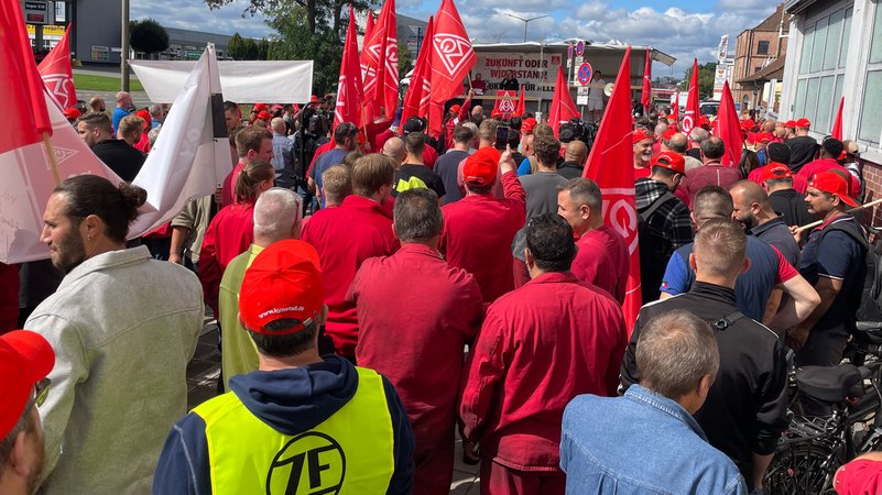 Die IG Metall protestiert gegen den geplanten Stellenabbau bei ZF | Bild: BR Oliver Tubenauer Die IG Metall protestiert gegen den geplanten Stellenabbau bei ZF