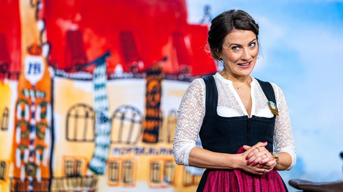 Kathi Wolf als Kellnerin