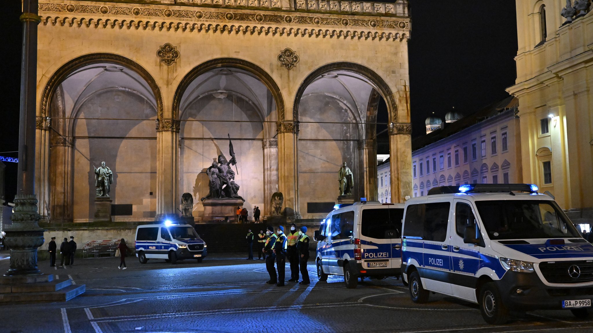 Einsatzkräfte der Polizei stehen auf dem Odeonsplatz vor der Feldherrnhalle.