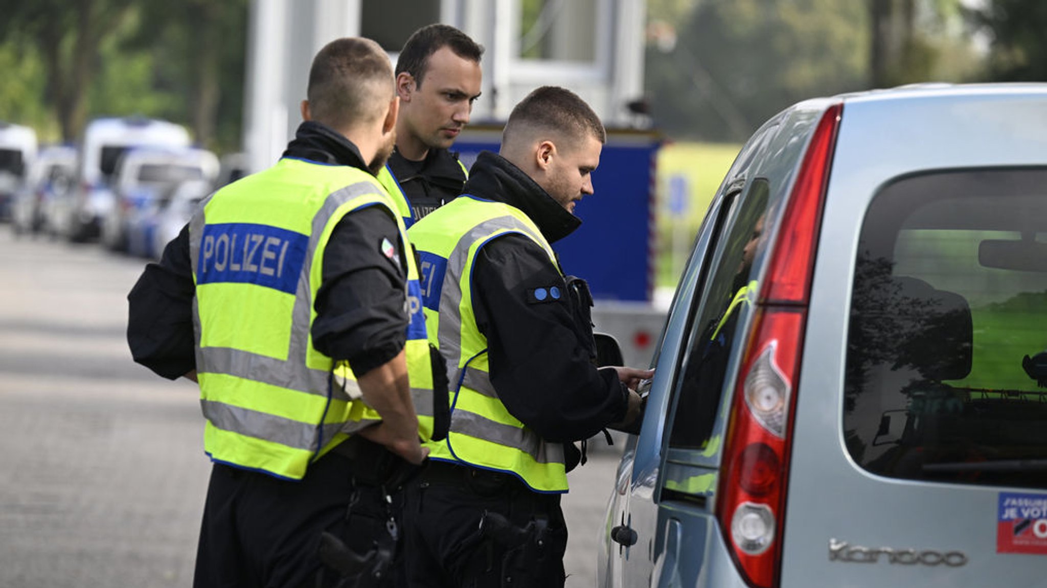 Polizisten der Bundespolizei kontrollieren an der Grenze einreisende Fahrzeuge. Um Mitternacht startete die Polizei ihre Kontrollen gegen unberechtigte Einreisen nach Deutschland. Nach dem Messerattentat von Solingen hat die Bundesregierung härteres Vorgehen an den Grenzen in Kraft getreten, um gegen irreguläre Einreisen vorzugehen. Foto: Roberto Pfeil/dpa +++ dpa-Bildfunk +++