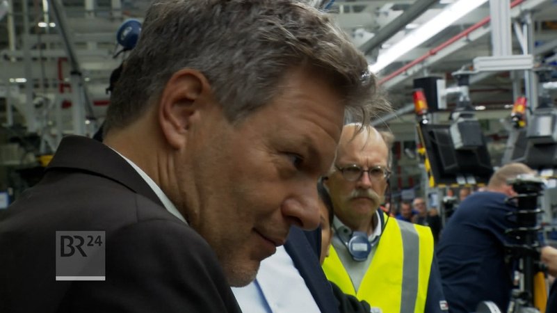 Bundeswirtschaftsminister Robert Habeck (Grüne) im Gespräch mit Mitarbeitern des VW-Werks Emden. | Bild: BR Bundeswirtschaftsminister Robert Habeck (Grüne) im Gespräch mit Mitarbeitern des VW-Werks Emden.