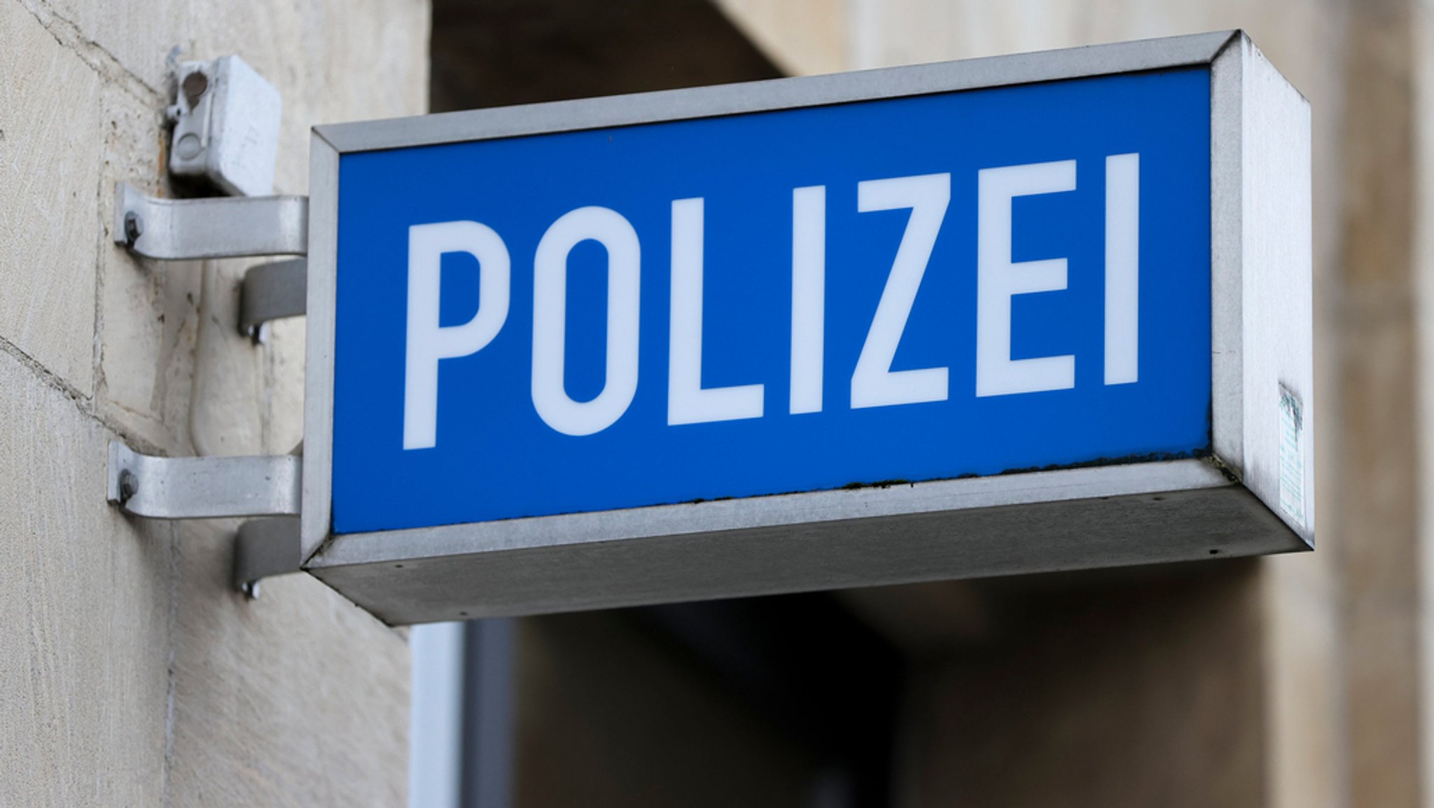 Ein Polizei-Schild an einer Polizeiinspektion