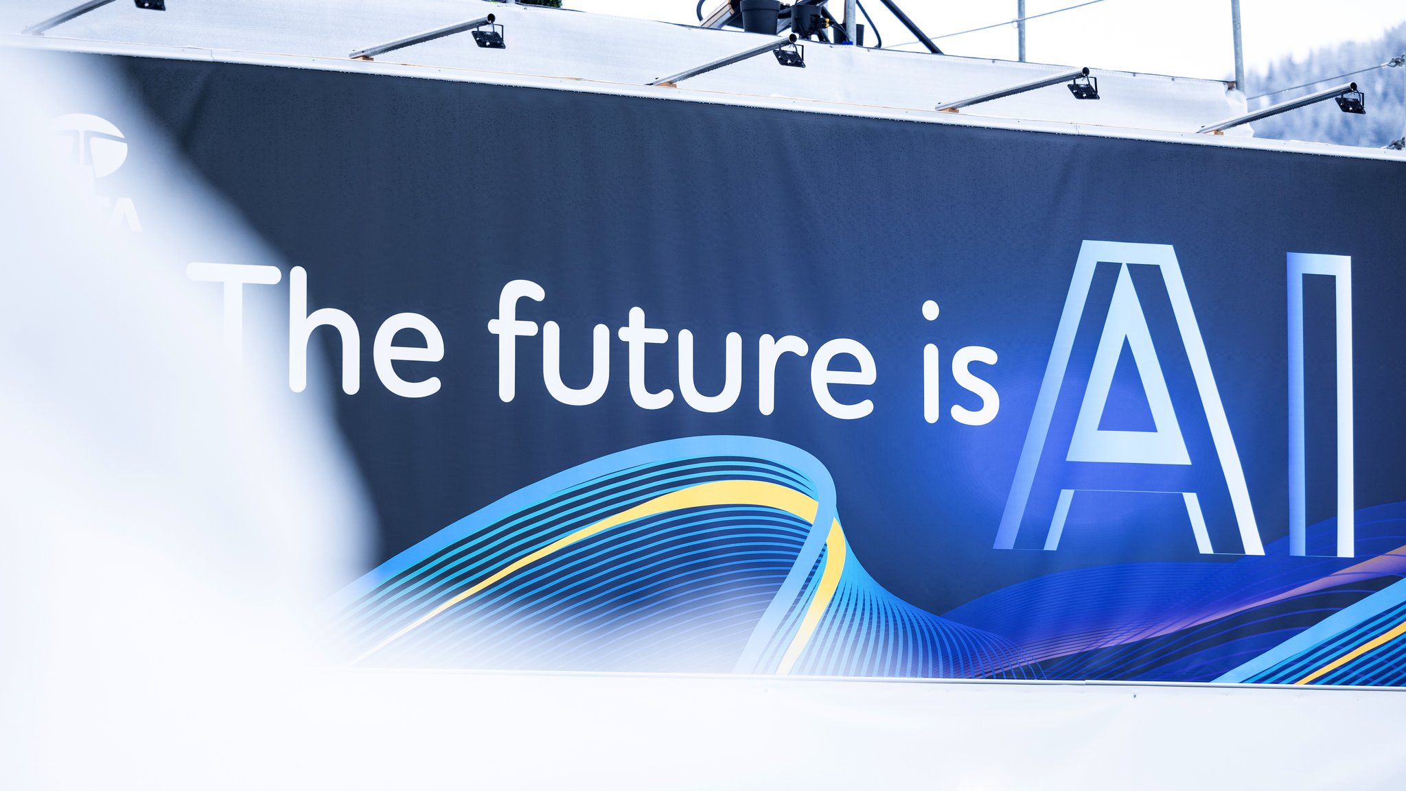 "The future is AI" - "Die Zukunft ist künstliche Intelligenz" steht auf einem Banner zum Weltwirtschaftsforum in Davos