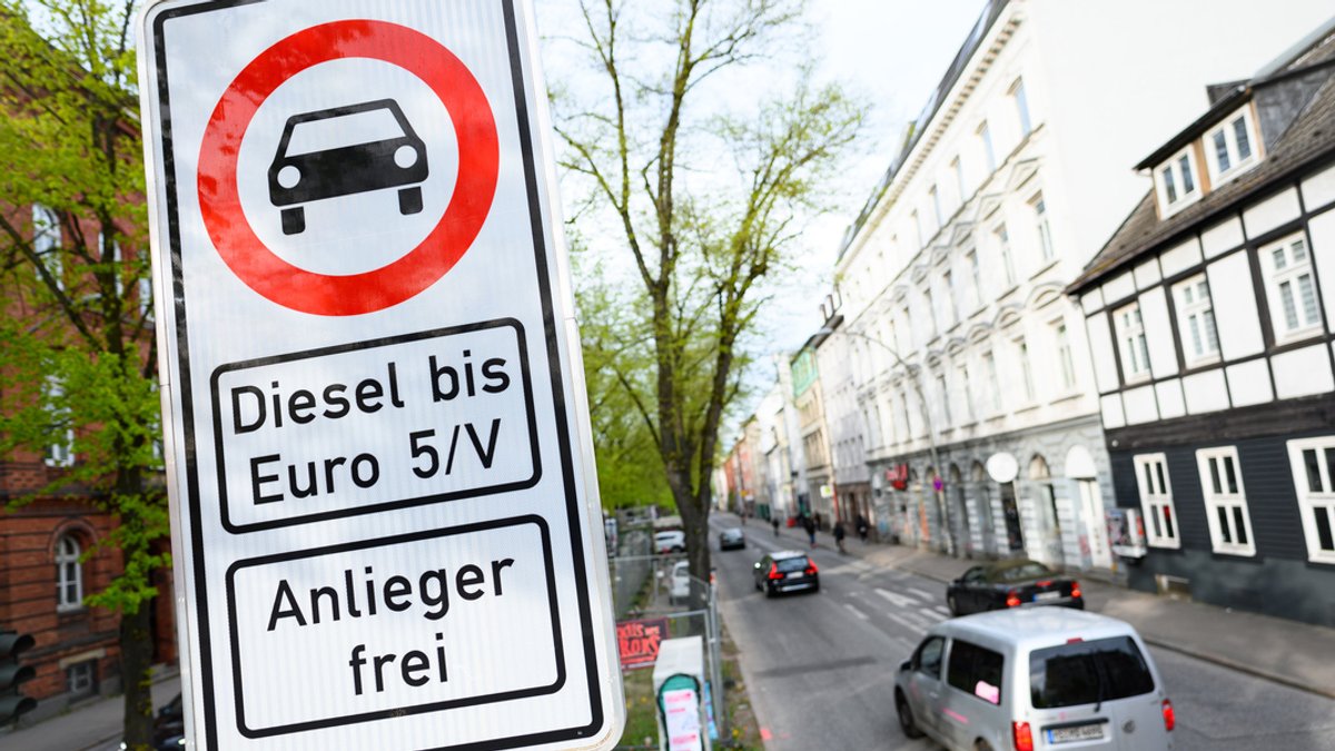 Ein Verkehrsschild mit der Aufschrift: Diesel bis Euro 5/V - Anlieger frei