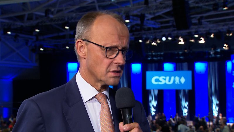 CDU-Chef Friedrich Merz im Gespräch auf dem CSU-Parteitag.