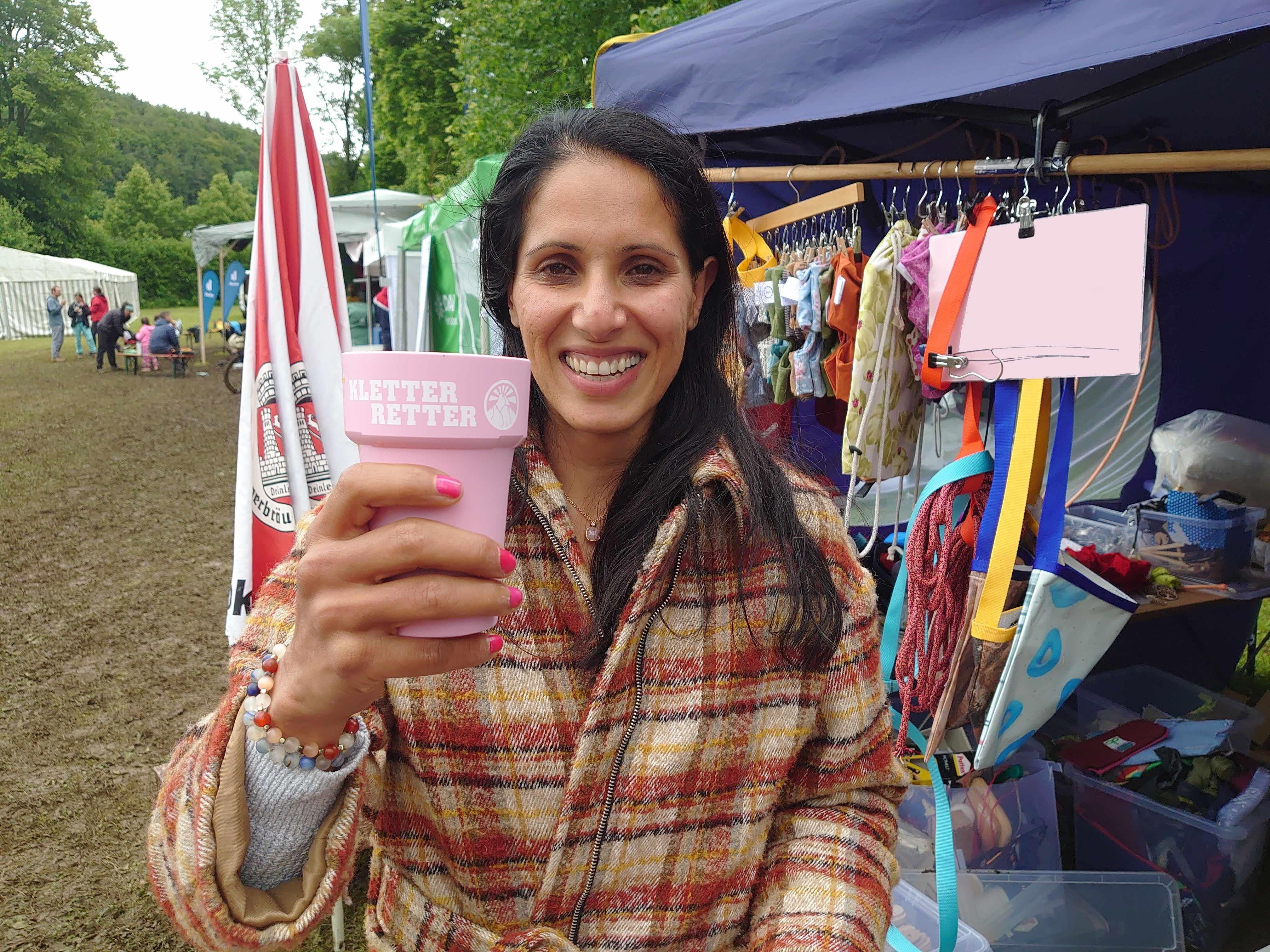 Nasim Eshqi zeigt ihre pink lackierten Fingernägel. Sie sind ihr Markenzeichen und die Farbe steht für die Macht der Frauen..