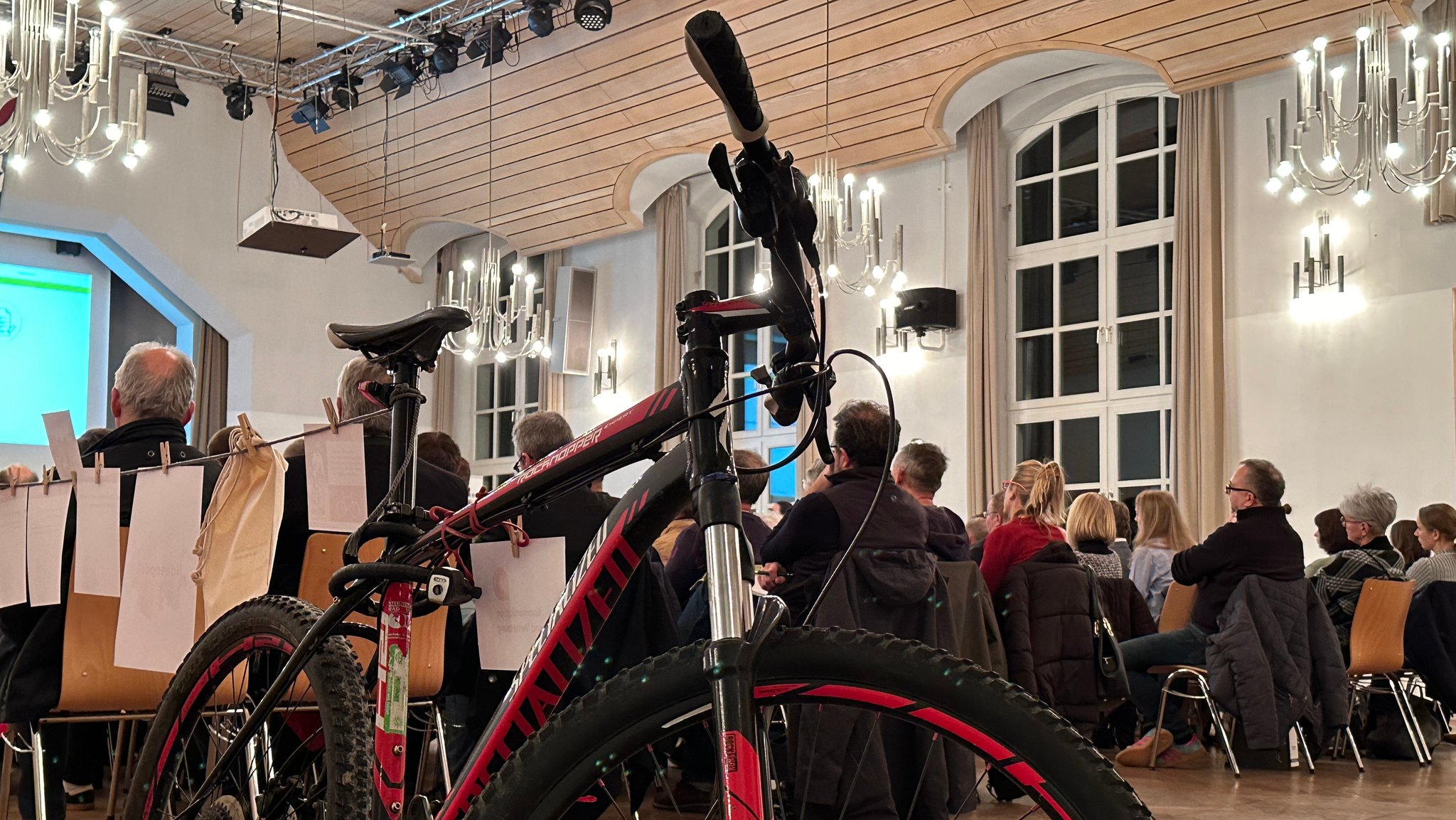 Ein Fahrrad in der vollen Stadthalle in Treuchtlingen bei der Vorstellung des neuen Radverkehrskonzeptes für den Landkreis Weißenburg-Gunzenhausen.