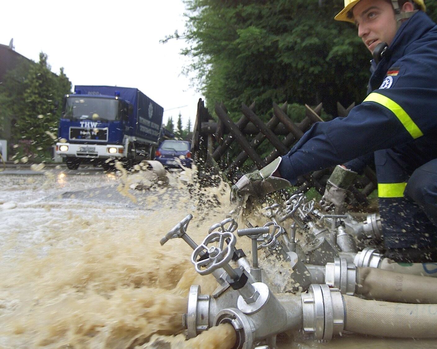 Archivbild: Im Landkreis Augsburg pumpt ein Helfer des THW (Technisches Hilfswerk) Wasser aus einer überfluteten Tiefgarage. 