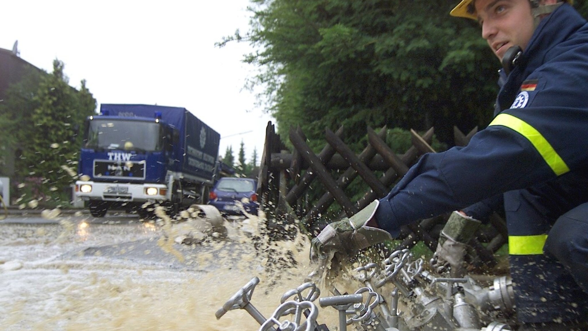 Archivbild: Im Landkreis Augsburg pumpt ein Helfer des THW (Technisches Hilfswerk) Wasser aus einer überfluteten Tiefgarage. | Bild: picture-alliance / dpa | Stefan Puchner Archivbild: Im Landkreis Augsburg pumpt ein Helfer des THW (Technisches Hilfswerk) Wasser aus einer überfluteten Tiefgarage.
