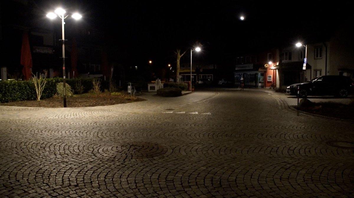 Straßenlaternen mit LED-Lampen auf einem Platz in Wasserburg am Bodensee
