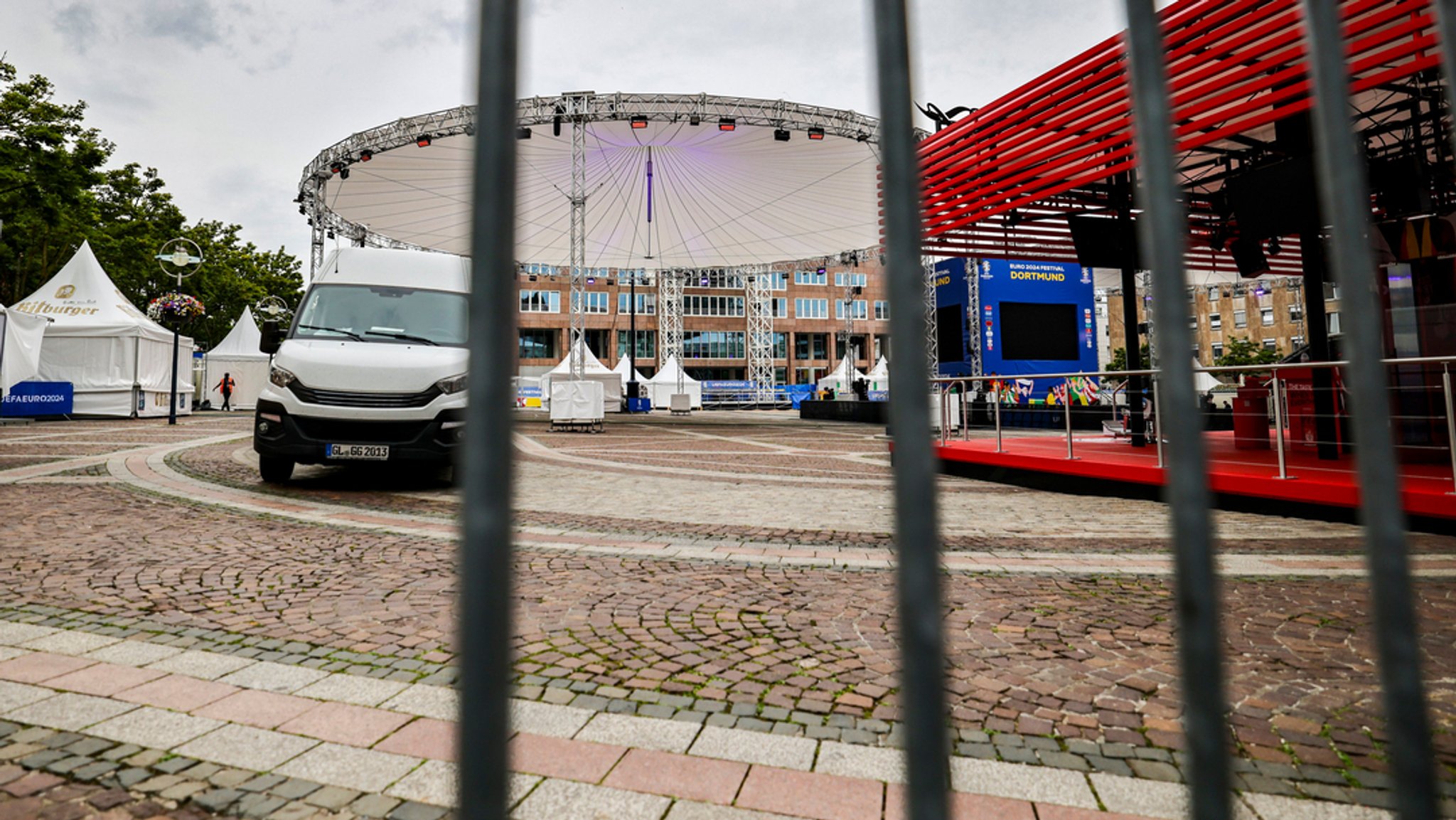 Dortmund: Fußball: EM, Türkei - Georgien, Vorrunde, Gruppe F, 1. Spieltag: Die Fanzone am Friedensplatz wegen des drohenden Unwetters geschlossen