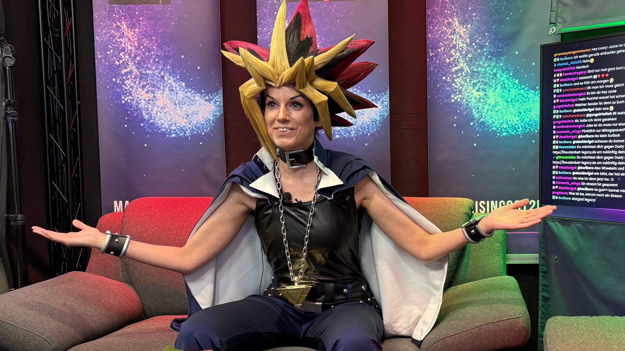 Mittlerweile ist Daniela Lingl schon geübt, wenn es darum geht, in eine der verschiedenen Charaktere zu schlüpfen. Rund zwei Stunden braucht sie, um sich in ihr Alter Ego "Stardust Legacy" zu verwandeln. Unter diesem Künstlernamen stellt die Hersbruckerin inzwischen an die 40 verschiedene Cosplay-Figuren dar.