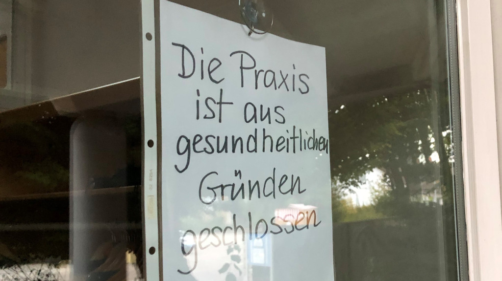 Mutmaßlicher Impf-Skandal: Die geschlossene Arztpraxis in Wemding mit einem Hinweiszettel. | Bild: BR / Judith Zacher Mutmaßlicher Impf-Skandal: Die geschlossene Arztpraxis in Wemding mit einem Hinweiszettel.