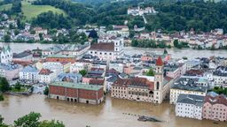 Im niederbayerischen Passau haben jeweils Donau und Inn den Scheitel erreicht. Die Wasserstände fallen leicht ab. | Bild:picture alliance/dpa | Armin Weigel