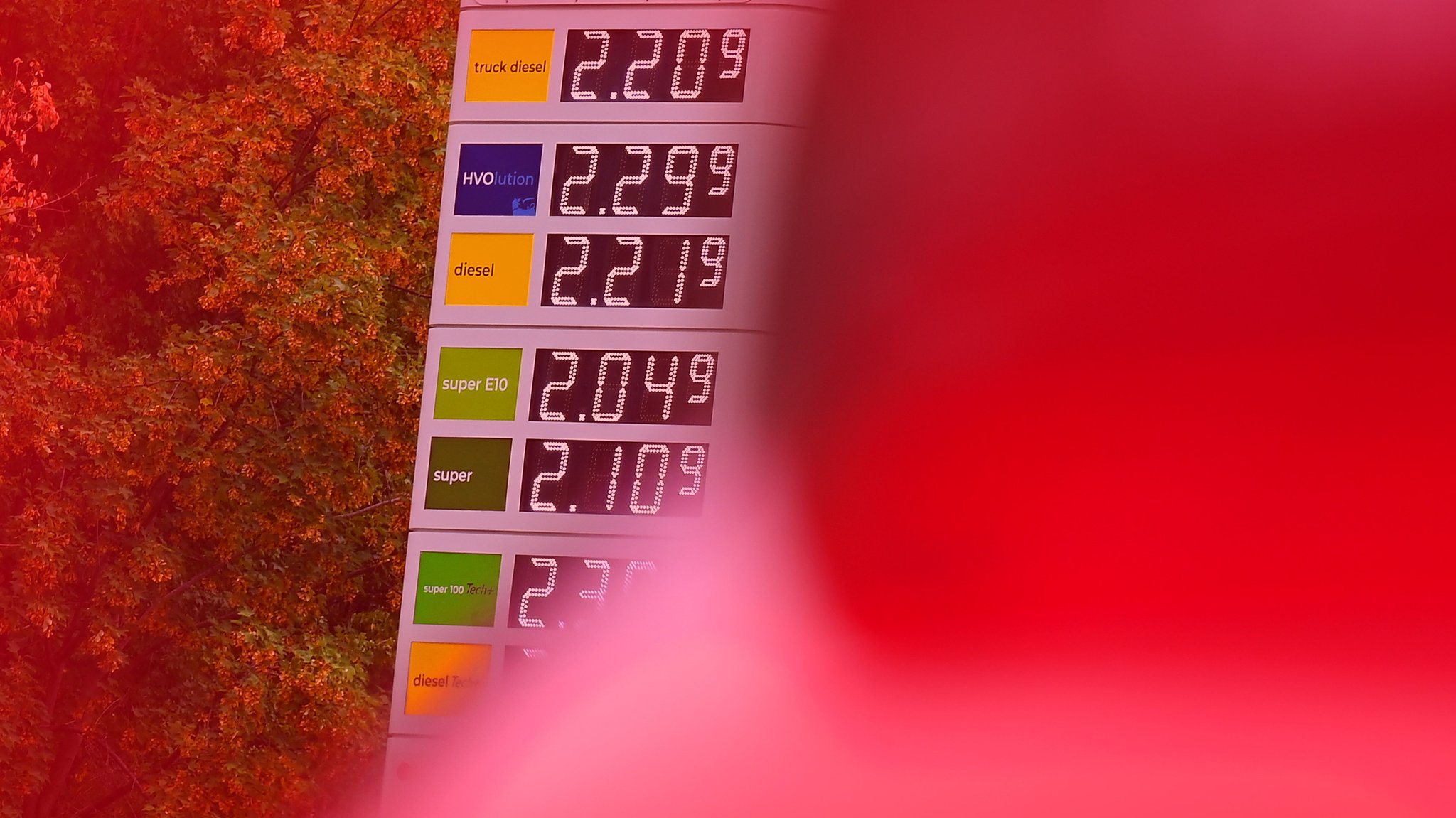 Themenbild Kraftsoffpreise am 21.08.2026. Spritpreise weiter hoch. Eine digitale Preisanzeige an einer Tankstelle zeigt hohe Kraftstoffpreise fuer Super und Super Plus und Diesel. | Bild: picture alliance / SvenSimon | Frank Hoermann / SVEN SIMON Themenbild Kraftsoffpreise am 21.08.2026. Spritpreise weiter hoch. Eine digitale Preisanzeige an einer Tankstelle zeigt hohe Kraftstoffpreise fuer Super und Super Plus und Diesel.