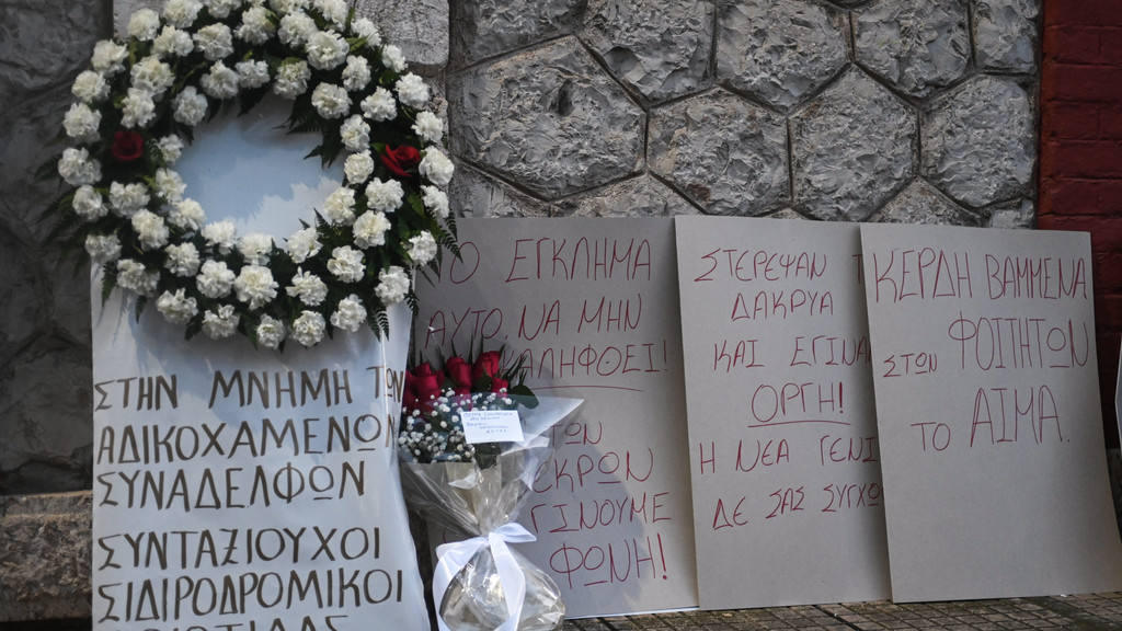 Trauerbekundungen und stiller Protest in der griechischen Stadt Lamia