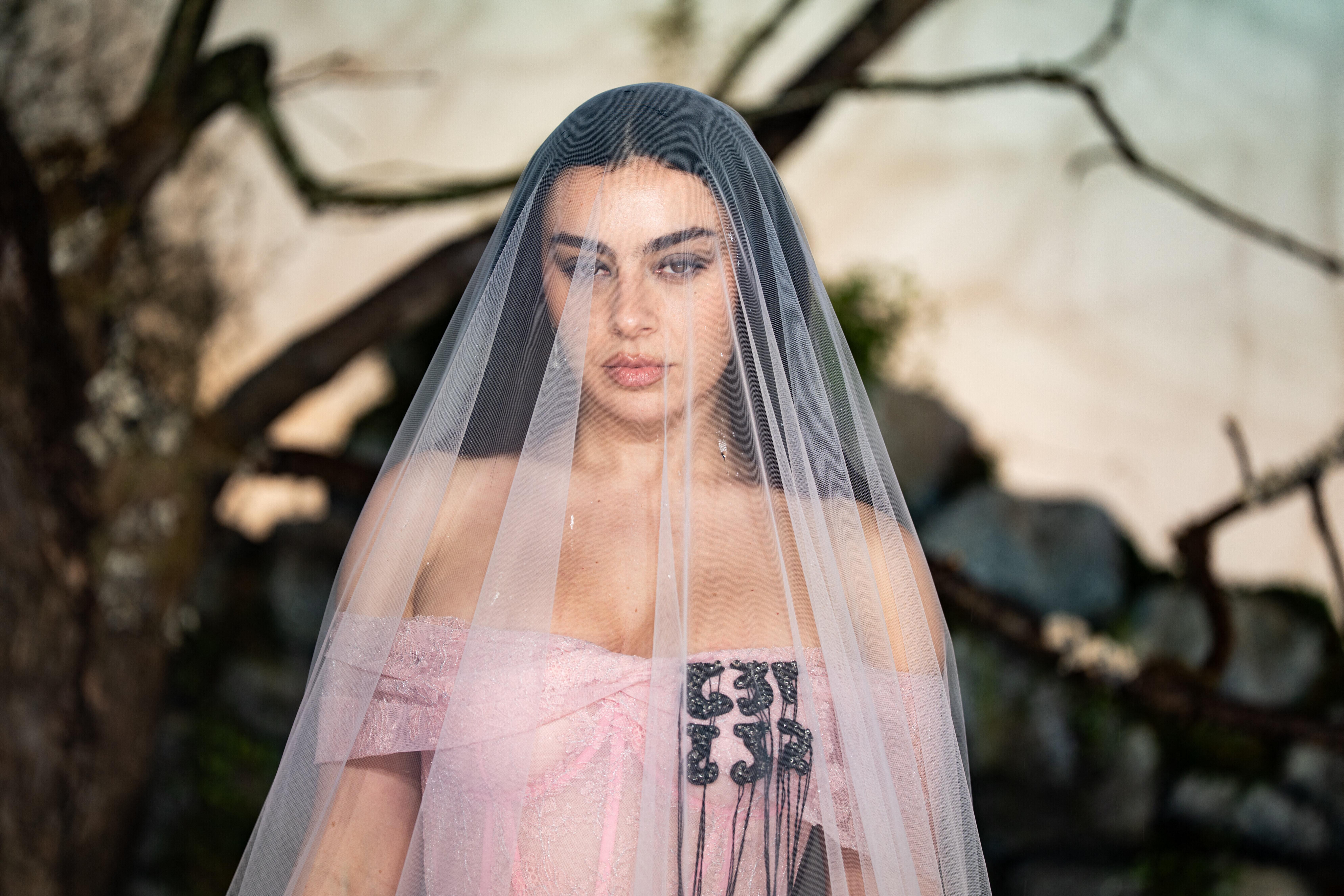 Die Musikerin Charli xcx auf der Premiere zu "Wuthering Heights" in London | Bild:picture alliance / abaca | LounisPhotography/ABACA