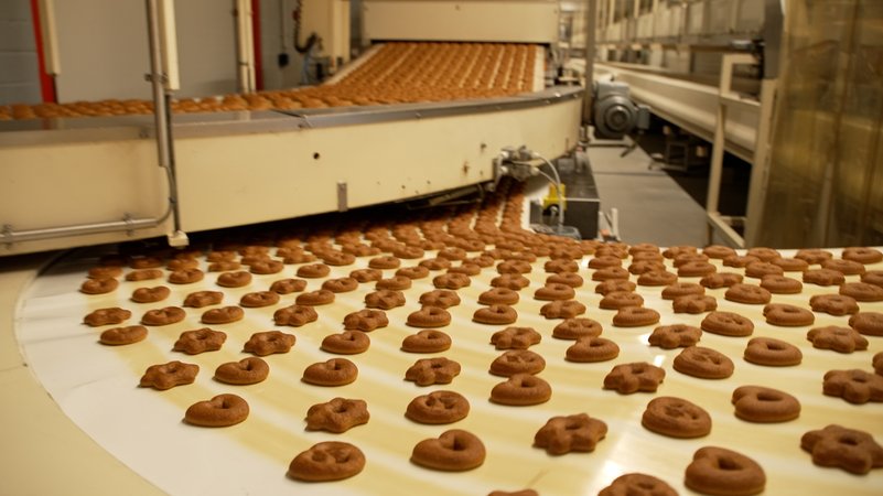 140 Tonnen Gebäck produziert die Neu-Ulmer Firma Max Weiss täglich. | Bild: BR/ Peter Allgaier 140 Tonnen Gebäck produziert die Neu-Ulmer Firma Max Weiss täglich.