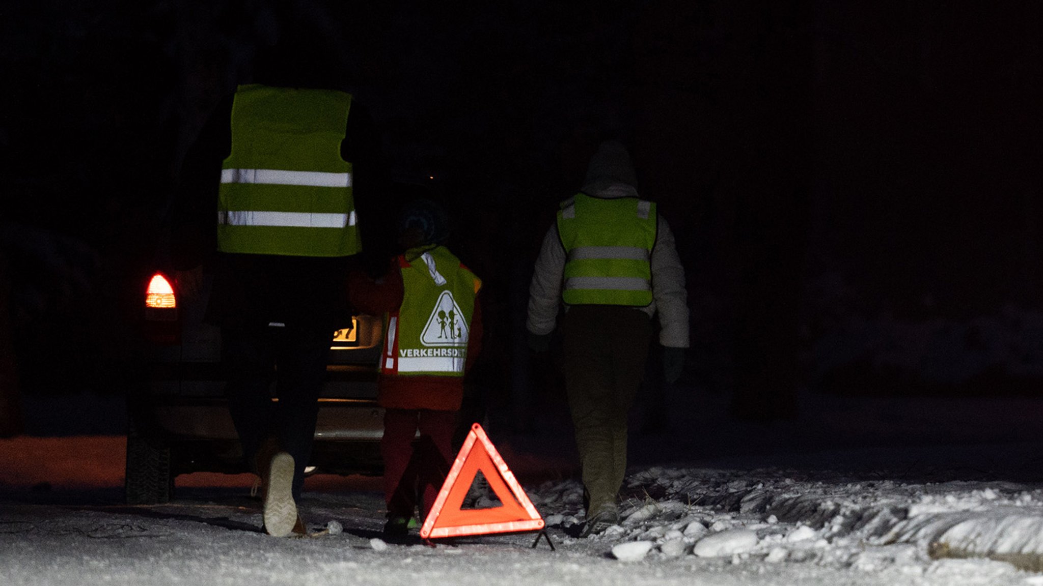 Warnwesten in der Nacht angestrahlt