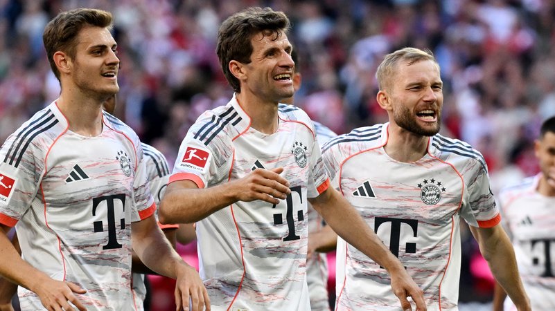 Thomas Müller und Mitspieler bejubeln einen Treffer | Bild: picture-alliance/dpa Thomas Müller und Mitspieler bejubeln einen Treffer