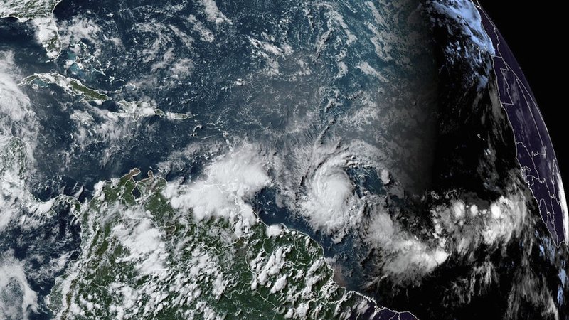 Dieses Satellitenbild der National Oceanic and Atmospheric Administration (NOAA), zeigt den Hurrikan "Beryl" (unten in der Mitte rechts). 
