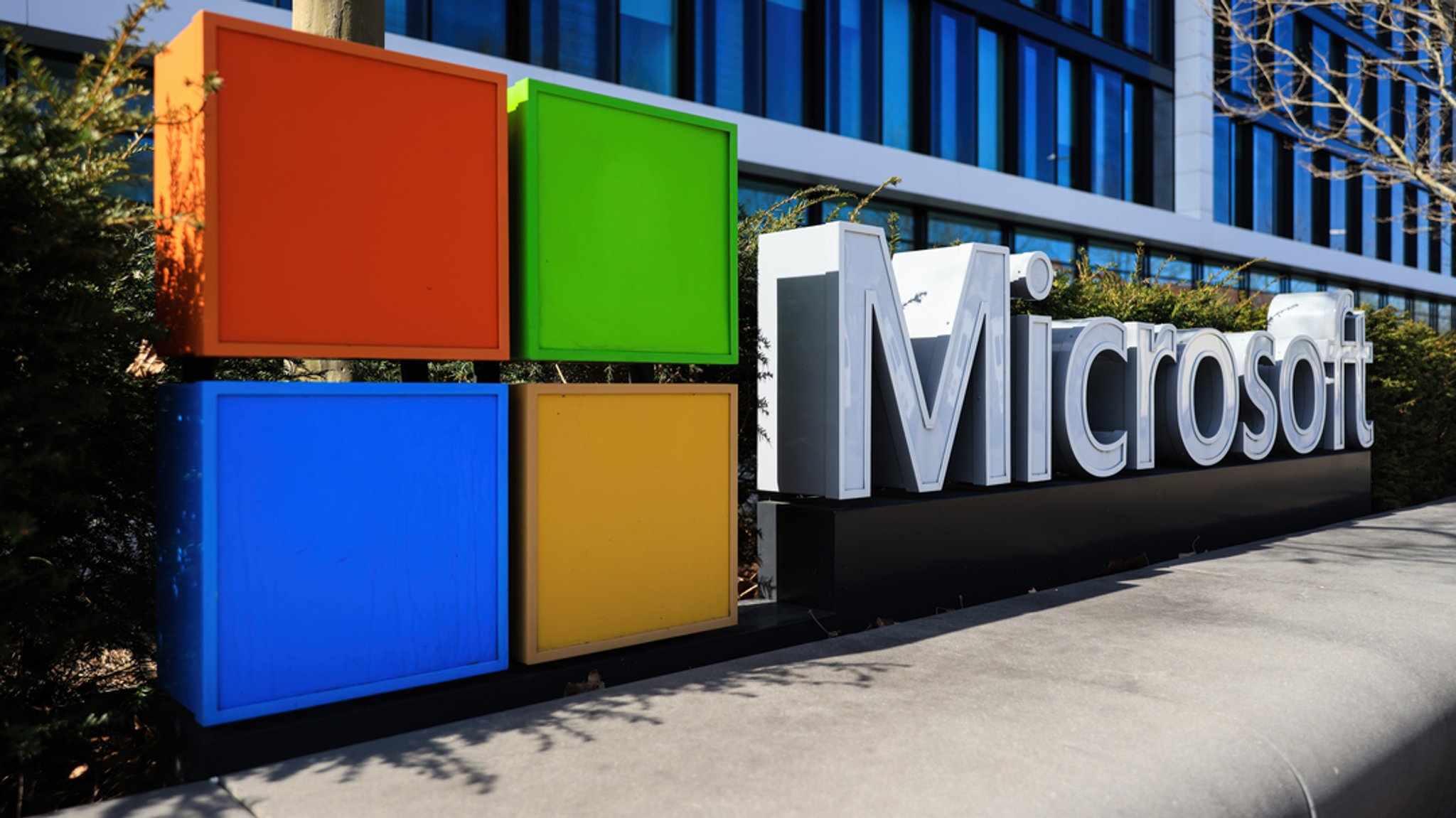 Das Microsoft-Logo vor dem Firmengebäude in München, der Europazentrale des US-Konzerns. | Bild: stock.adobe.com/Reelistic Das Microsoft-Logo vor dem Firmengebäude in München, der Europazentrale des US-Konzerns.