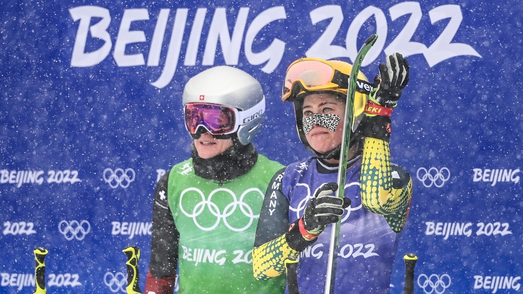 Daniela Maier und Fanny Smith nach dem Rennen