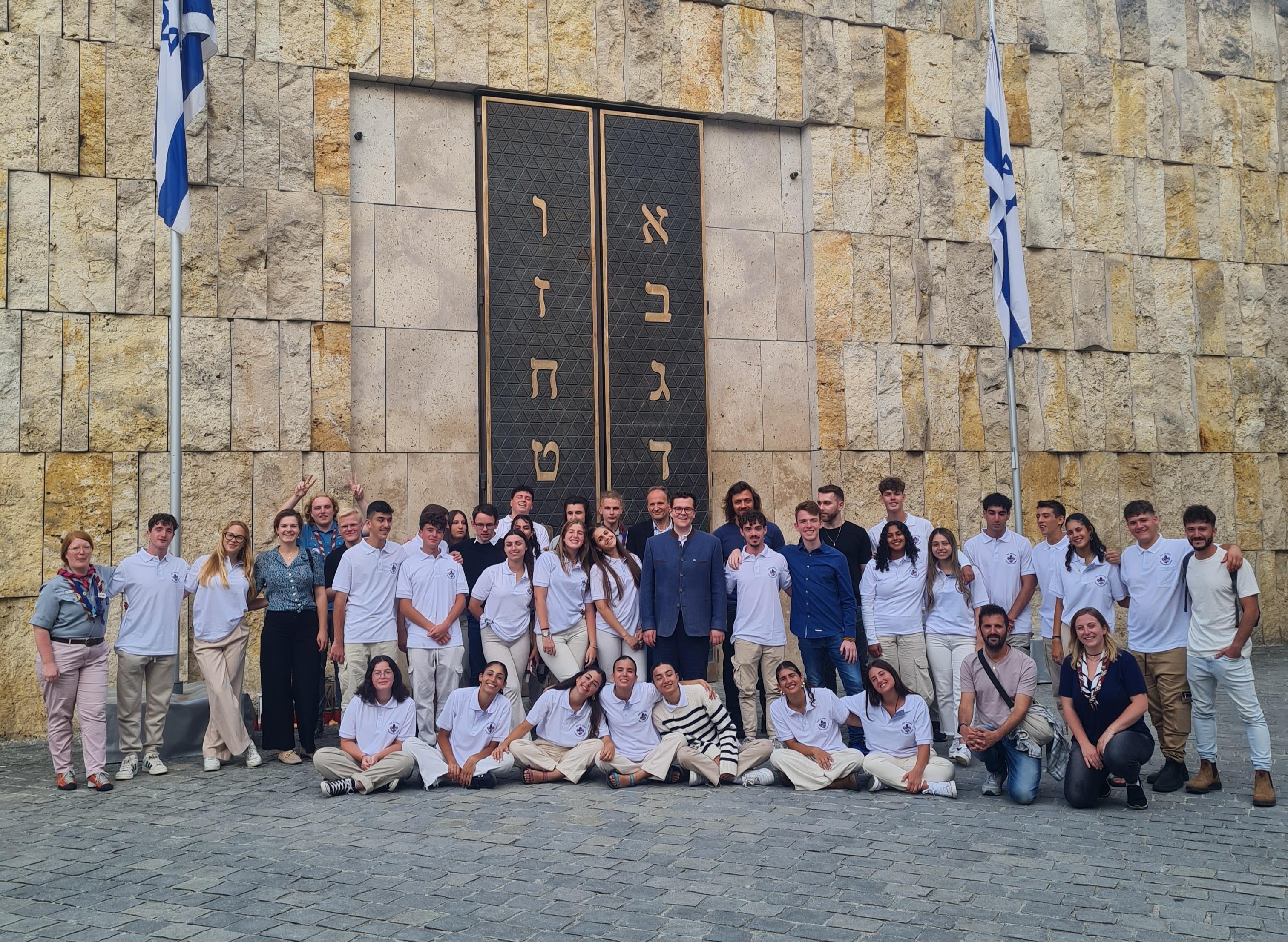 Die Teilnehmerinnen und Teilnehmer des deutsch-israelischen Jugendaustauschs vor der Synagoge in München.