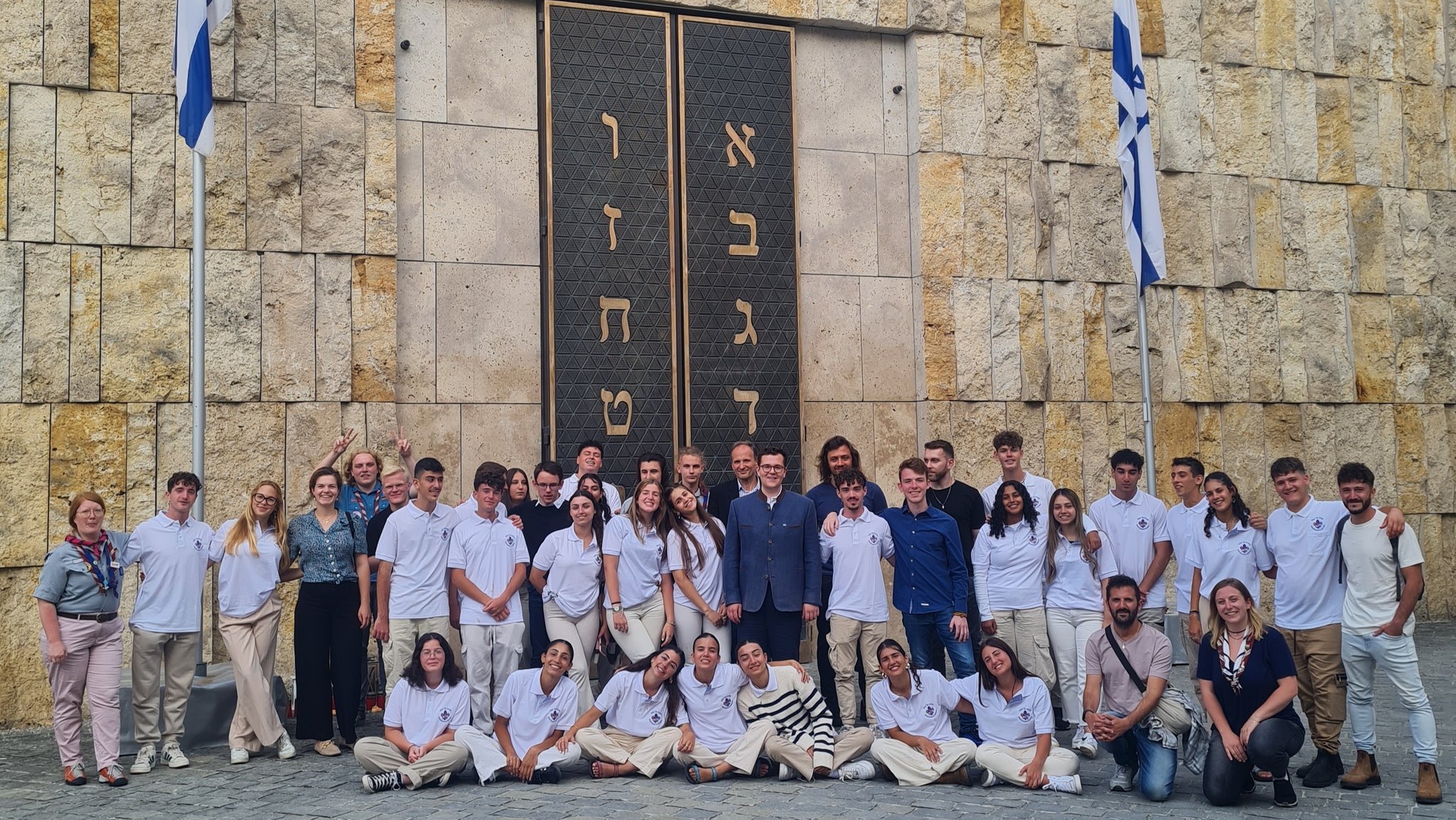 Die Teilnehmerinnen und Teilnehmer des deutsch-israelischen Jugendaustauschs vor der Synagoge in München.