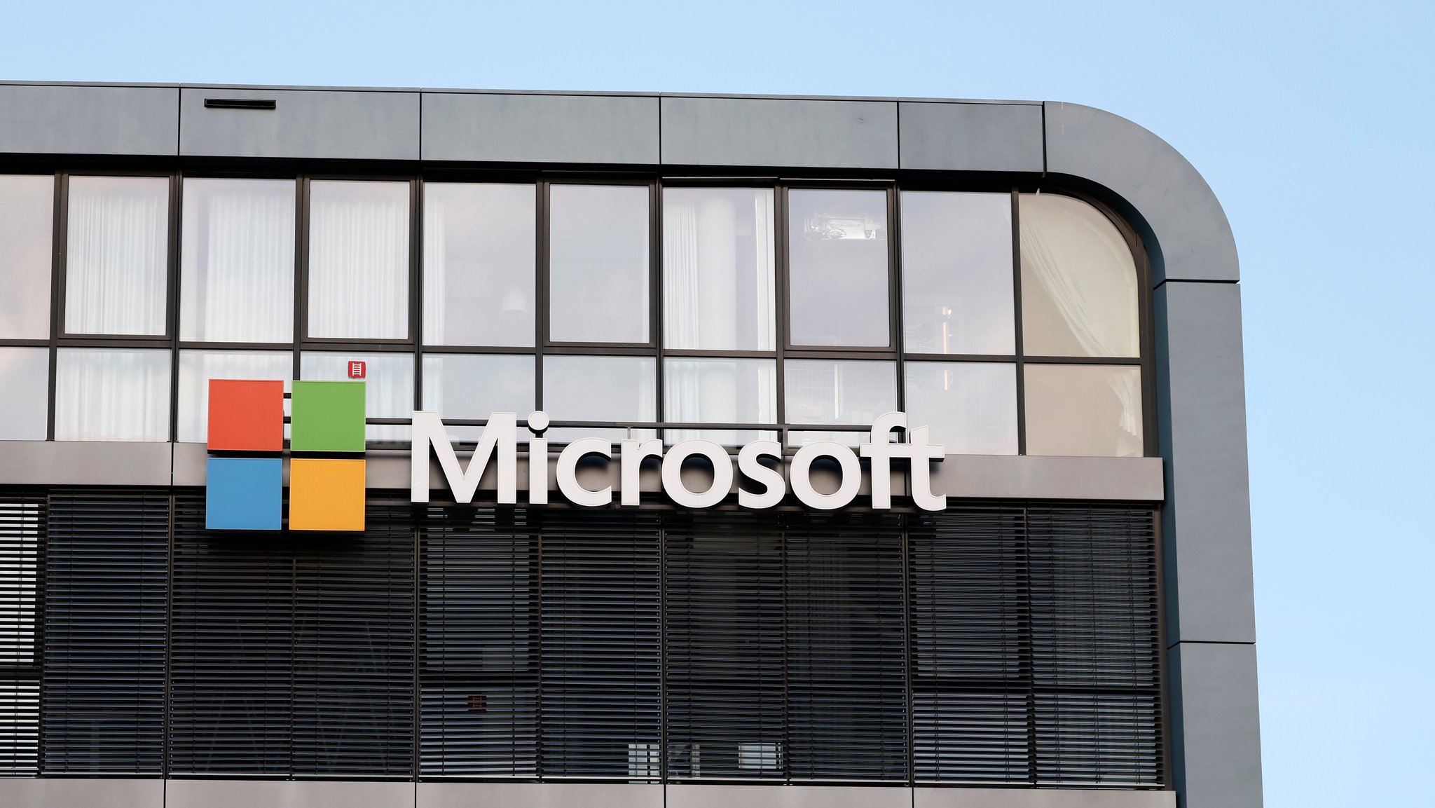 Logo der Microsoft Corporation am Sitz der Microsoft Deutschland GmbH im Rheinauhafen. | Bild: picture alliance / Panama Pictures | Christoph Hardt Logo der Microsoft Corporation am Sitz der Microsoft Deutschland GmbH im Rheinauhafen.