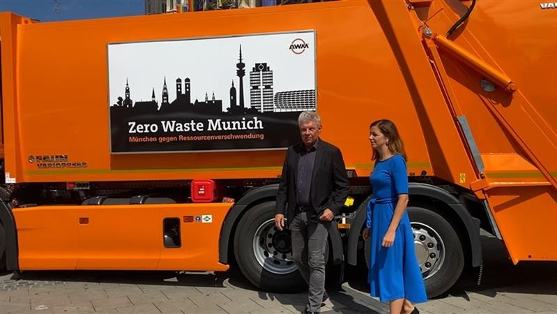 OB Dieter Reiter und Kommunalreferentin Kristina Frank vor einem Müllwagen