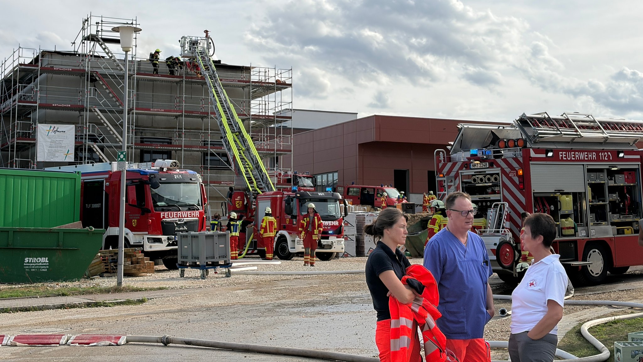Die Rauchsäule ist verschwunden, der Brand ist gelöscht. 