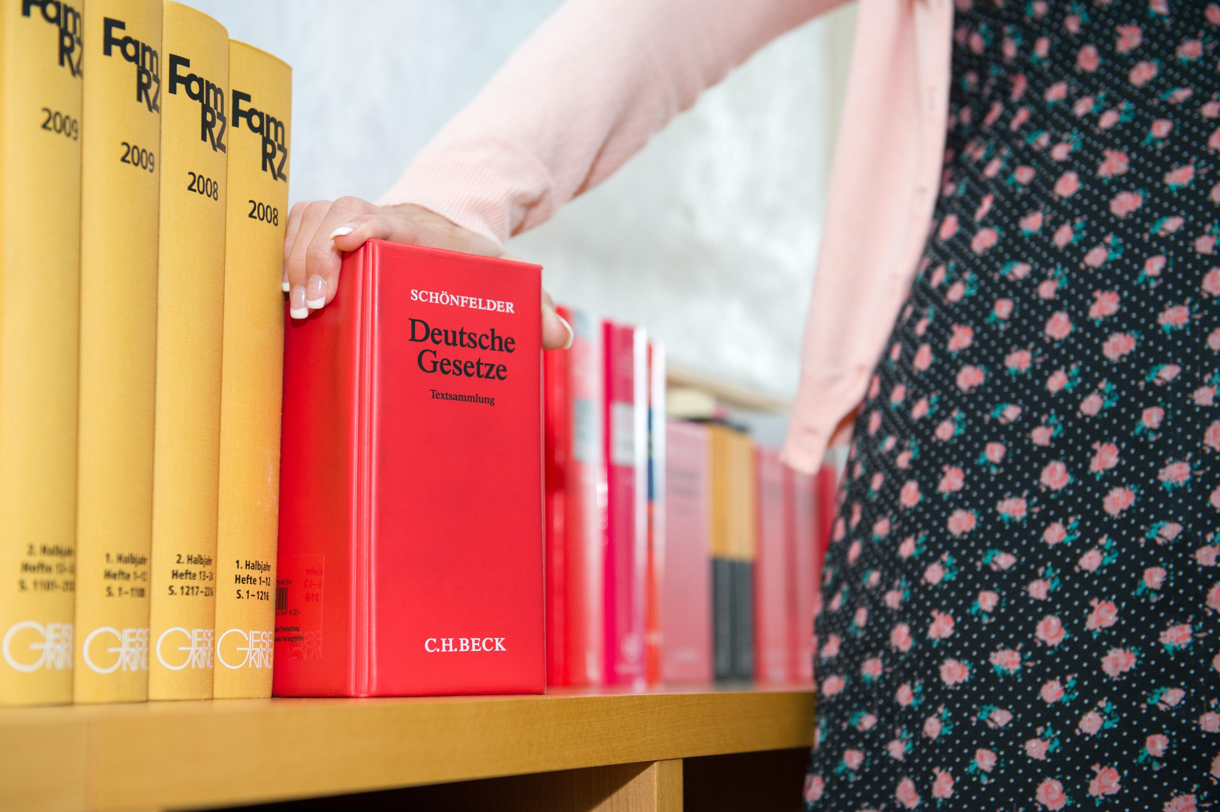 Buch mit der Aufschrift "Deutsche Gesetze"