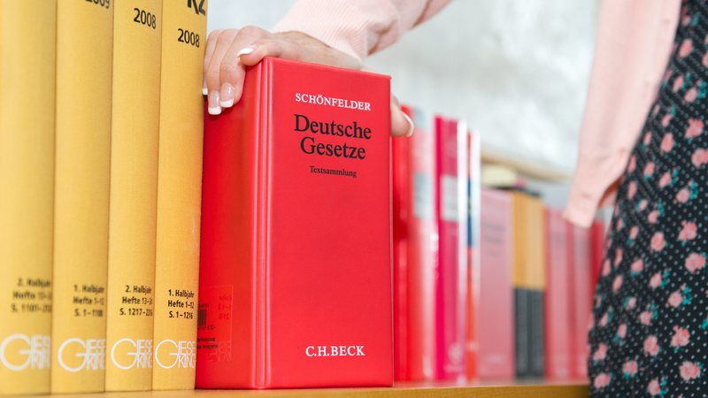 Buch mit der Aufschrift "Deutsche Gesetze" | Bild: picture alliance / dpa Themendienst | Inga Kjer Buch mit der Aufschrift "Deutsche Gesetze"