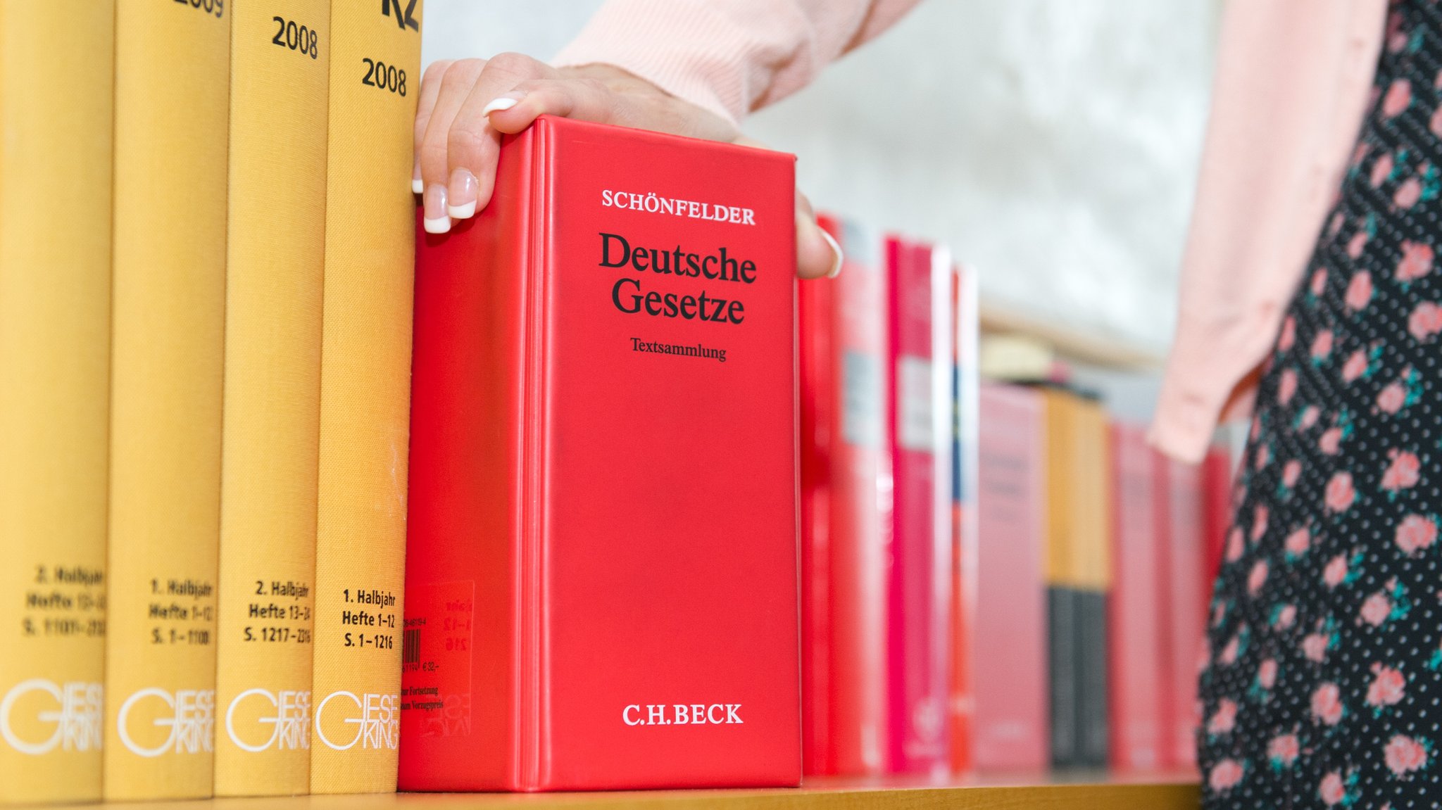 Buch mit der Aufschrift "Deutsche Gesetze"