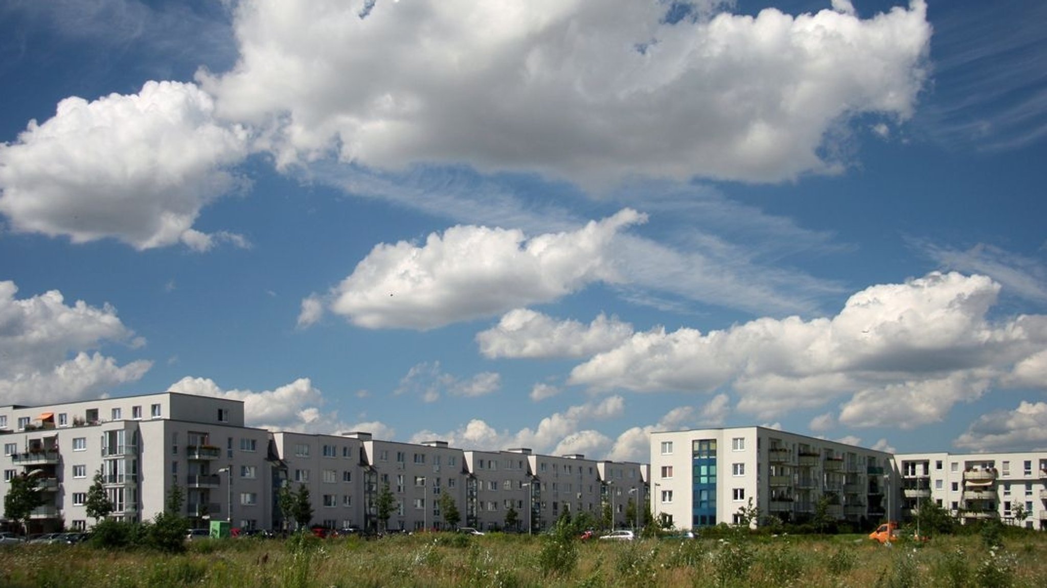 Wolken über einer Neubausiedlung