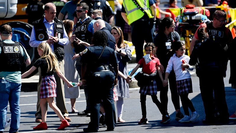 Schülerinnen und Polizeikräfte nach dem Angriff auf die Grundschule