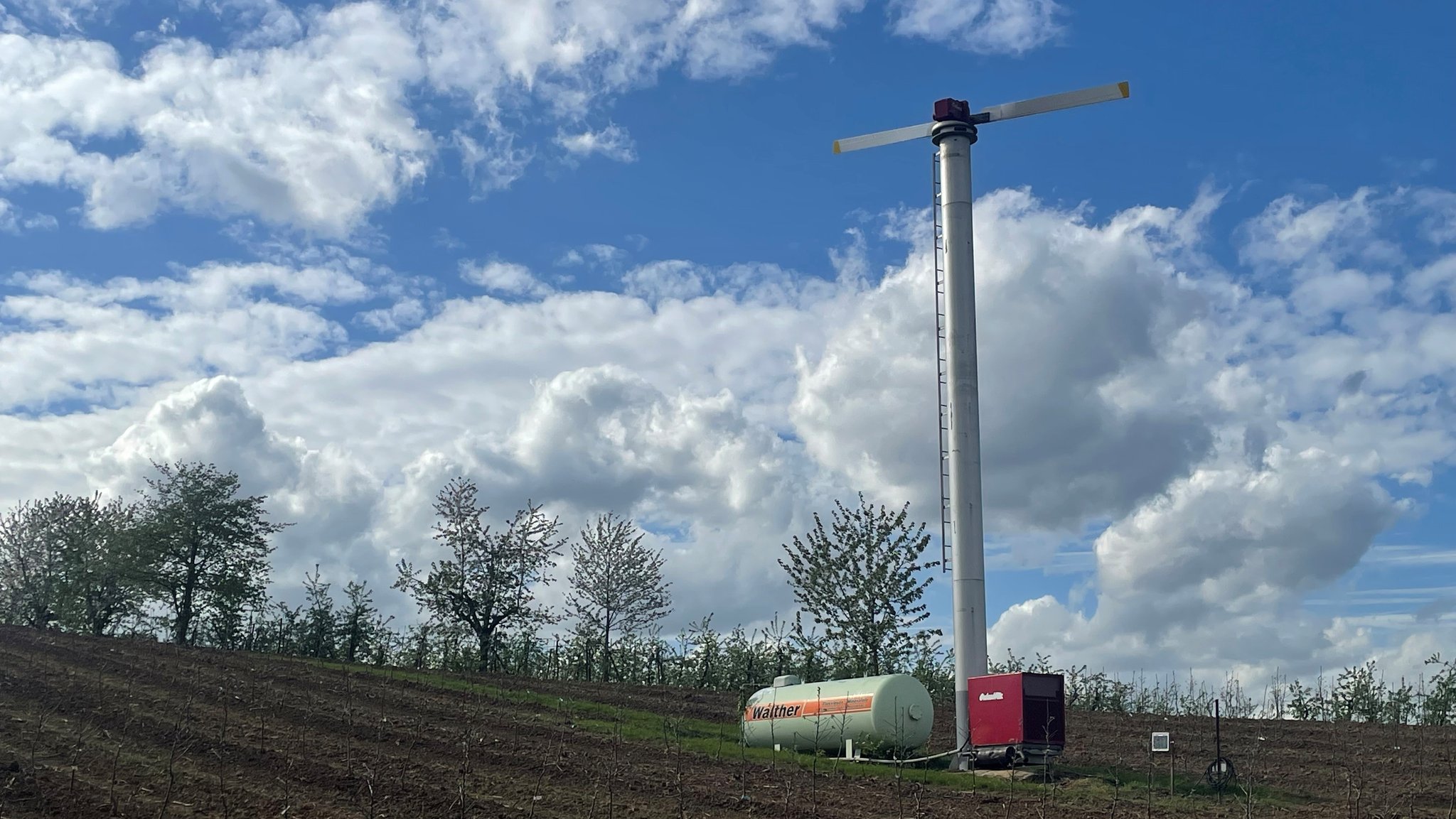 Windmaschine in der Apfelbaum-Kultur von Öko-Obst Rauch in Dettelbach-Neusetz/Lkr. Kitzingen