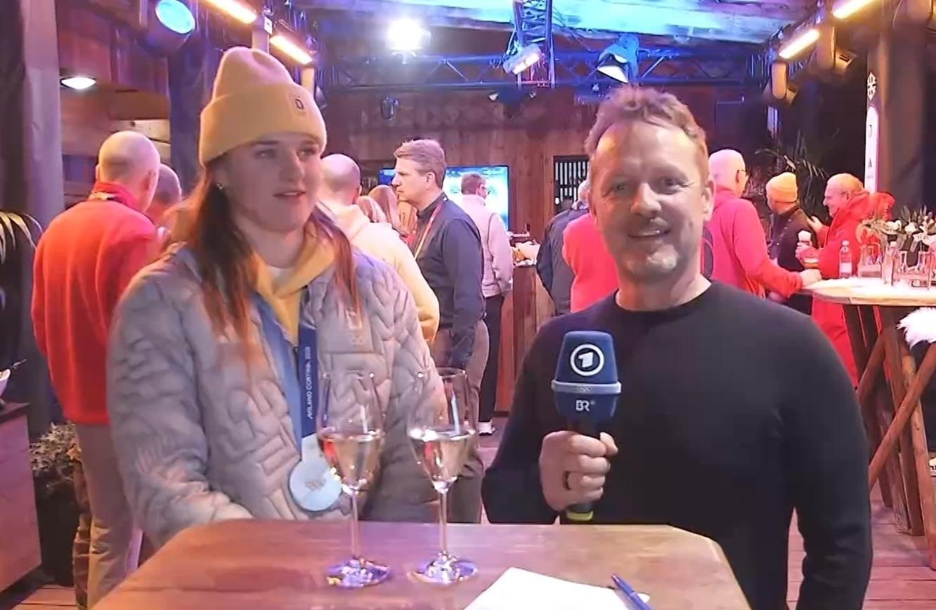 Emma Aicher mit BR-Reporter Tobias Barnerssoi