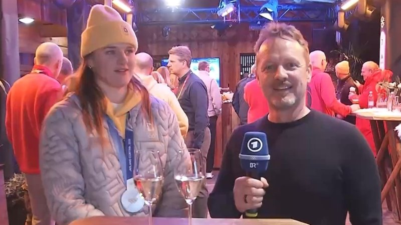 Emma Aicher mit BR-Reporter Tobias Barnerssoi | Bild: Bayerischer Rundfunk 2026 Emma Aicher mit BR-Reporter Tobias Barnerssoi