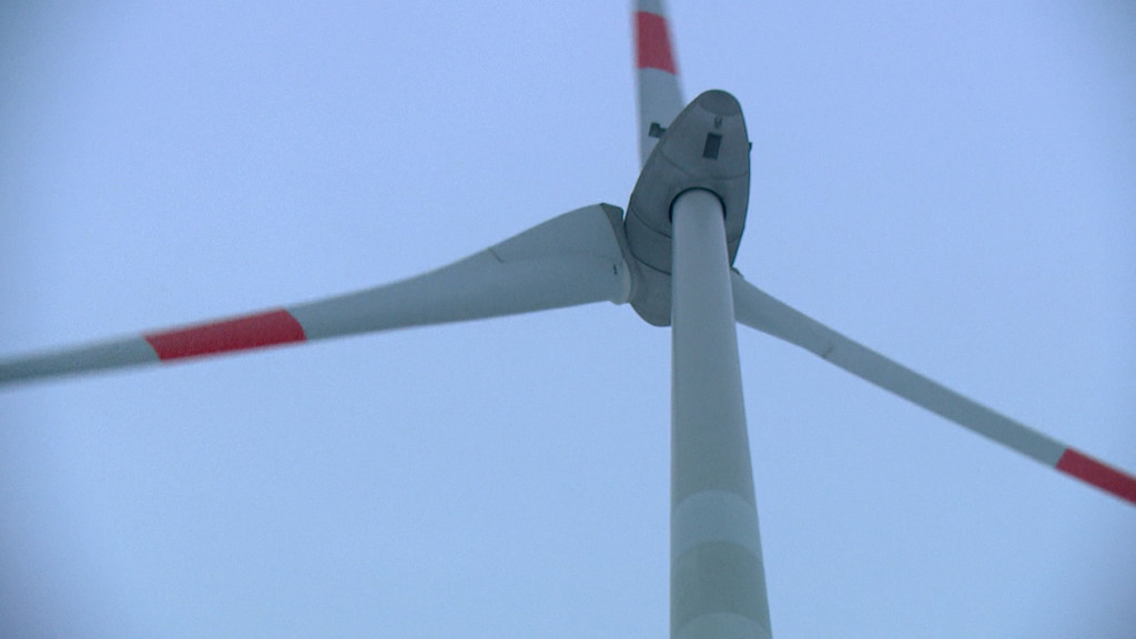 Lange hemmte die 10-h-Abstandsregel den Ausbau der Windkraft in Bayern. Wegen der Energiekrise hat sich der Wind gedreht. | Bild: BR Lange hemmte die 10-h-Abstandsregel den Ausbau der Windkraft in Bayern. Wegen der Energiekrise hat sich der Wind gedreht.