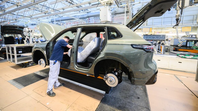 Für die Autoindustrie sieht der Koalitionsvertrag verschiedene Maßnahmen vor, mit denen vor allem E-Mobilität gefördert werden soll. | Bild: picture alliance/dpa | Julian Stratenschulte Für die Autoindustrie sieht der Koalitionsvertrag verschiedene Maßnahmen vor, mit denen vor allem E-Mobilität gefördert werden soll.