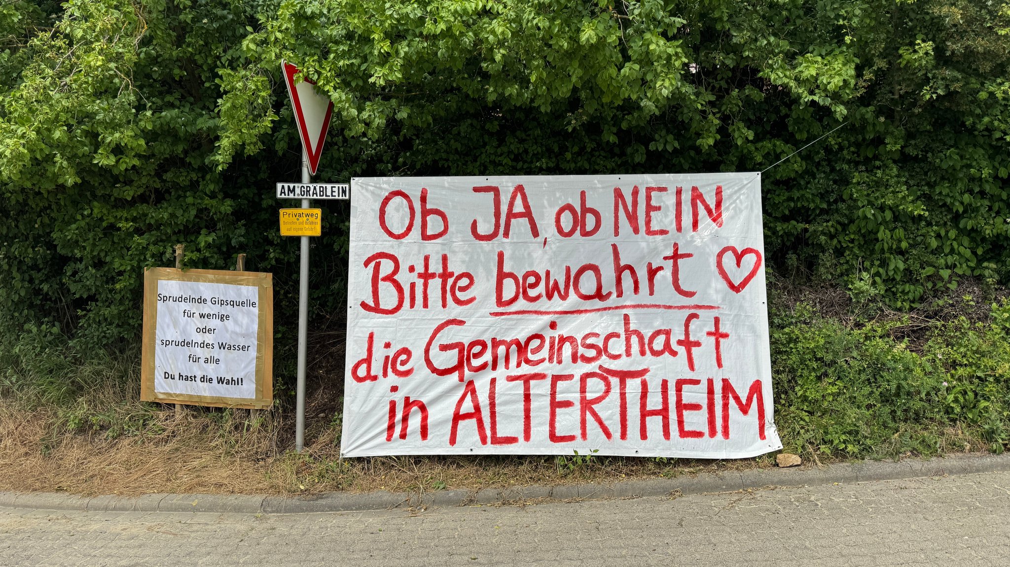 Plakate zum Bürgerentscheid in Altertheim