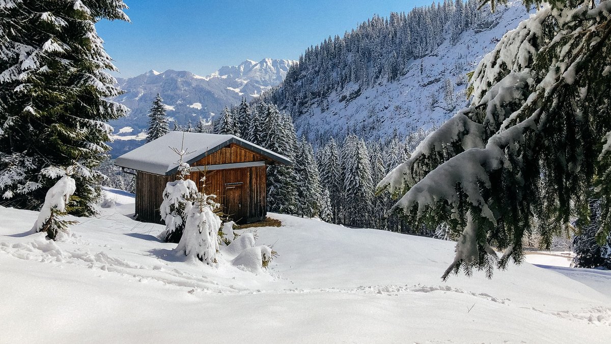 Winterlandschaft mit Hütte in den Allgäuer Bergen.