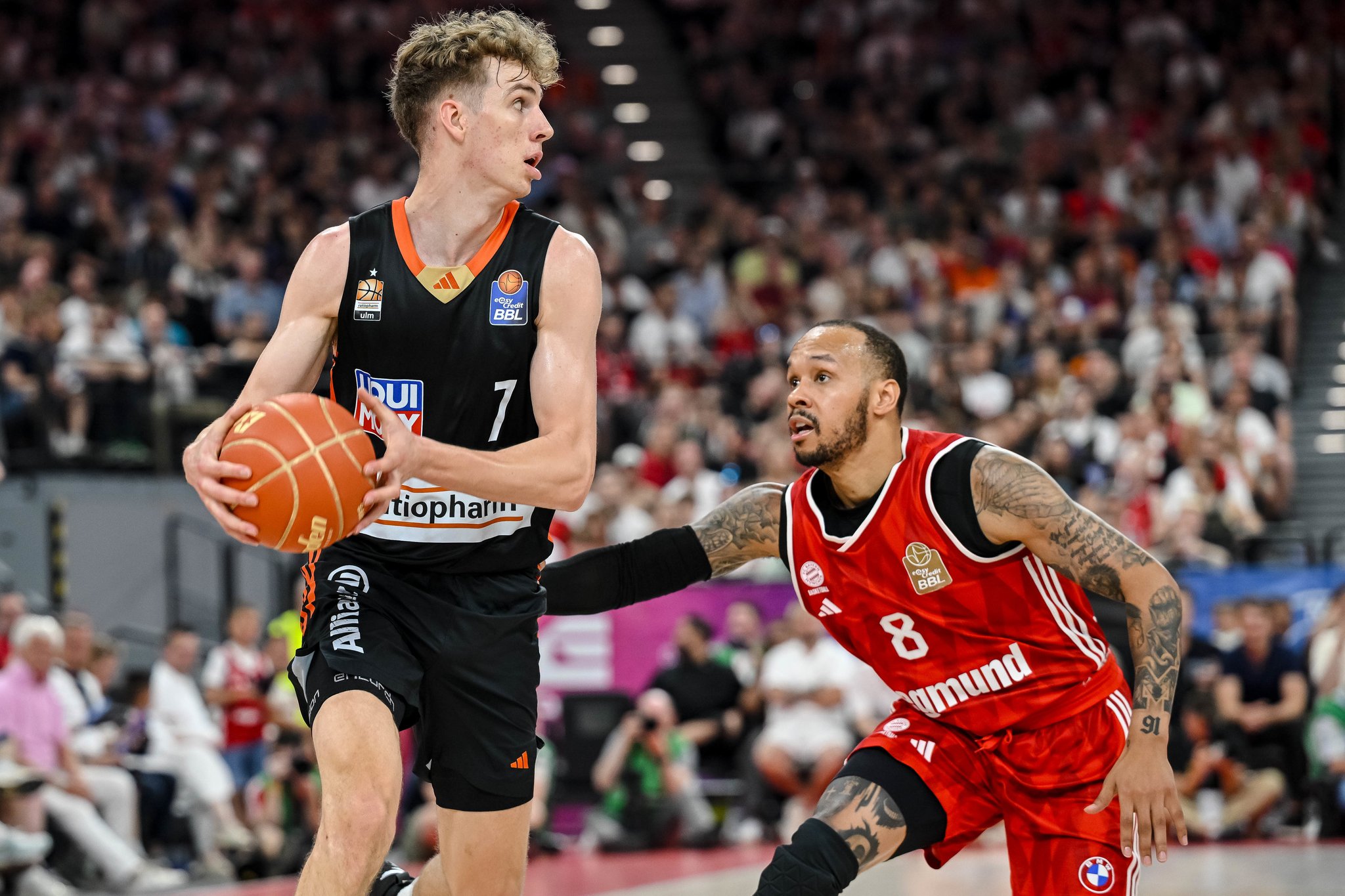 Ulms Tobias Brahe Jensen (l) gegen Münchens Shabazz Napier. 