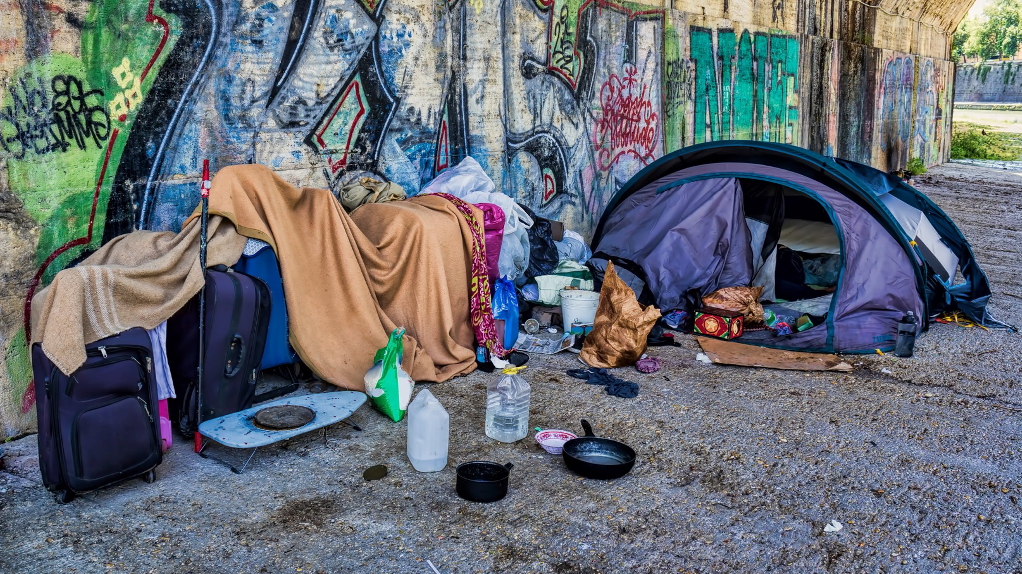 Zelt unter einer Unterführung - Schlafplatz eines Obdachlosen