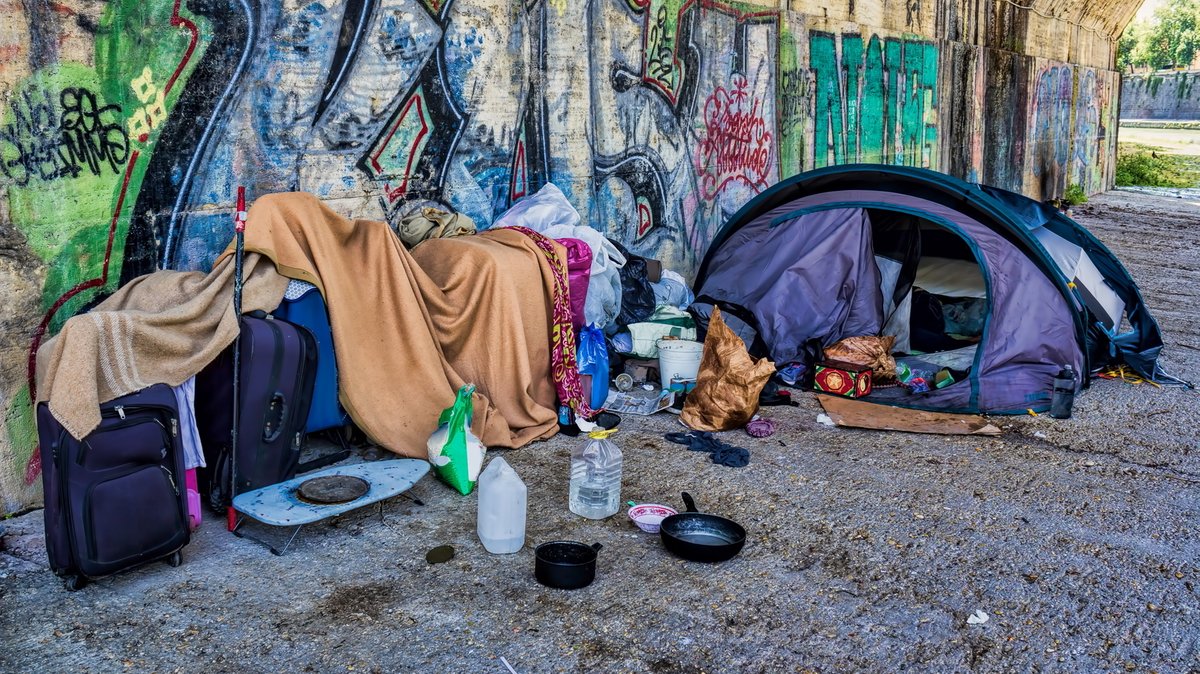 Zelt unter einer Unterführung - Schlafplatz eines Obdachlosen