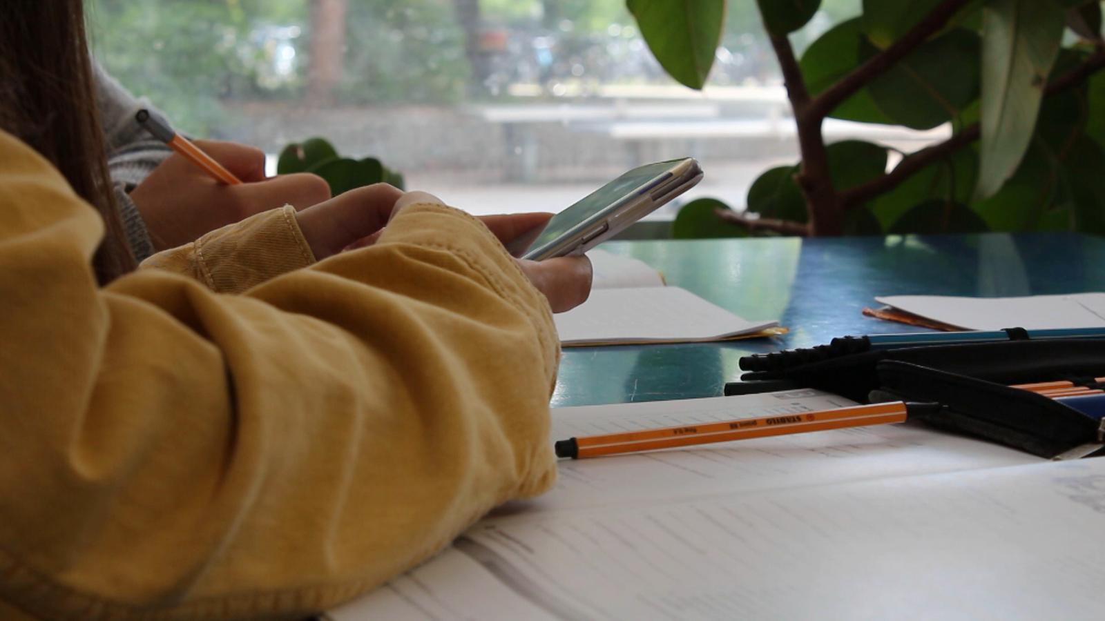 Runder Tisch zur Handy Nutzung an Schulen | BR24 Runder Tisch zur Handy Nutzung an Schulen | BR24