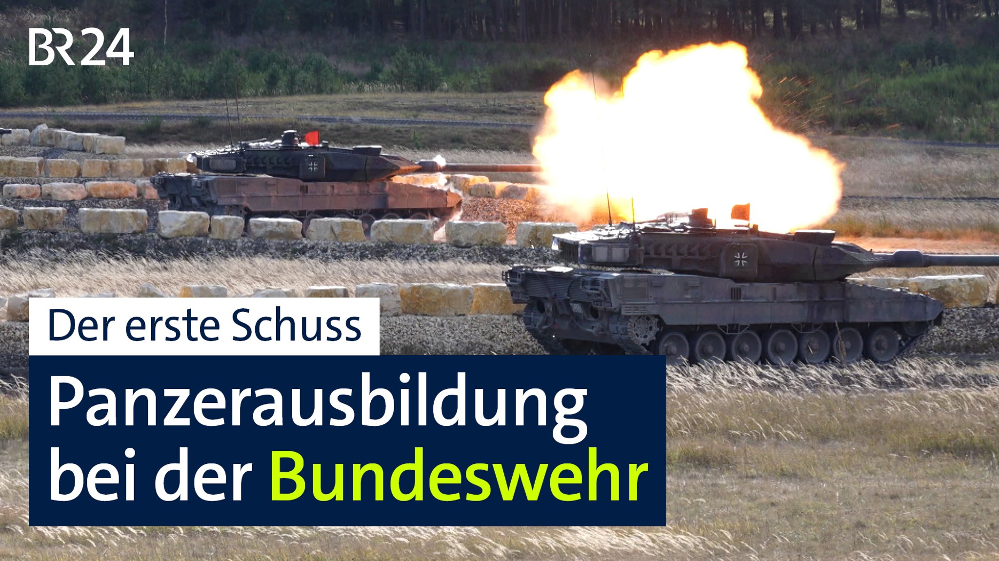 Zwei schießende Panzer an einer Schussanlage.